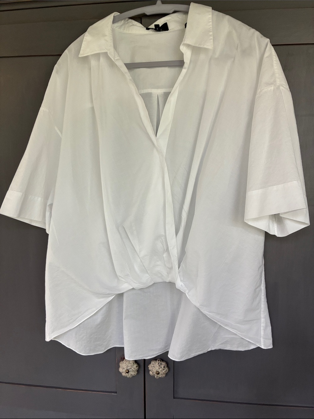 Theory White twist top large. Super soft.
